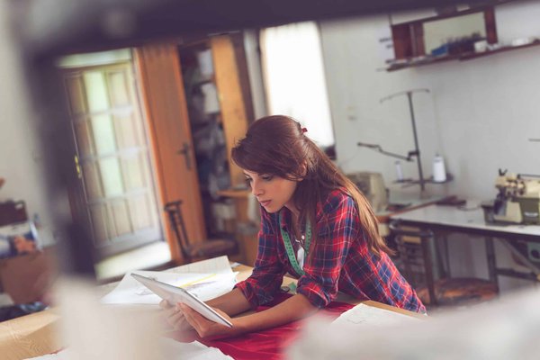 Quels sont les logements à Copenhague pour une expérience de design scandinave avec ateliers de meubles?